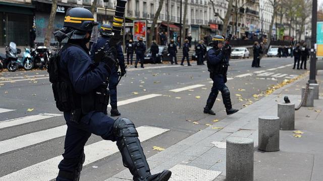 Во Франции продлили режим чрезвычайного положения